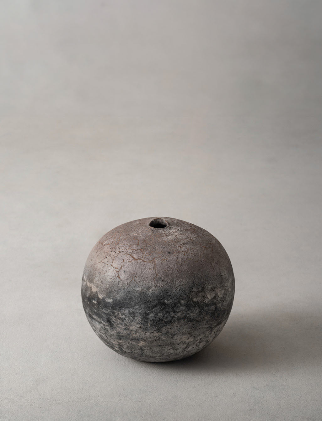 Yoshimitsu Ishihara, Carbonized Round Vessel, 2022 (YI2431)